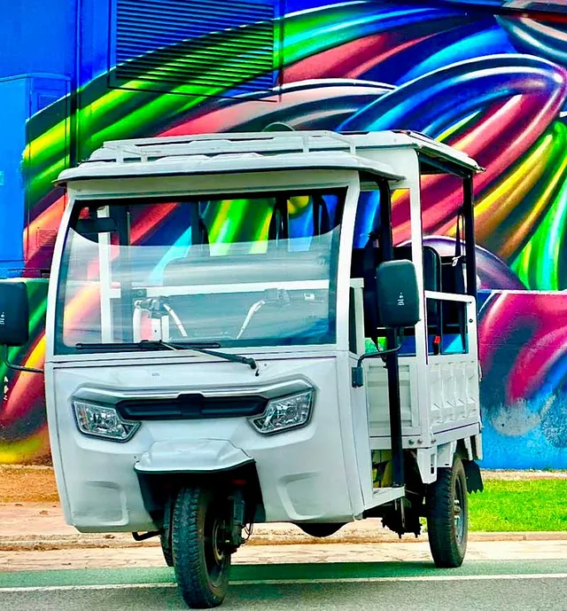 WALKTUK tuk-tuk estacionado